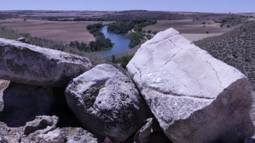 Sillares en una ladera del cerro, con el Tajo al fondo